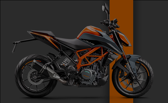 KTM motosikletinin bakım sürecinde yağ değişimi ve filtre kontrolü yapılırken
