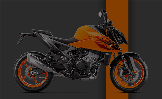 Çeşitli KTM ve diğer markalara ait motosiklet aksesuarları, kasklar ve koruma ekipmanları