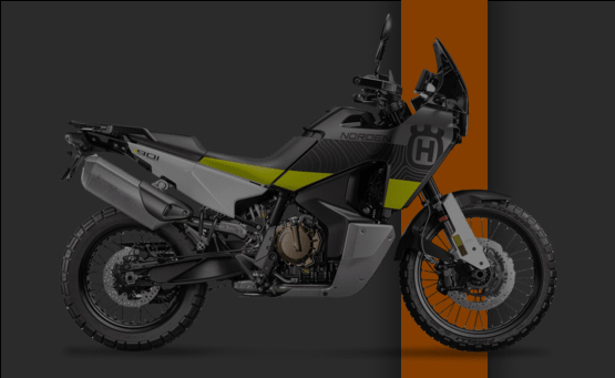 2025 KTM 1390 Super Adventure S EVO'nun doğal bir manzara eşliğinde yolda ilerlerken görünümü